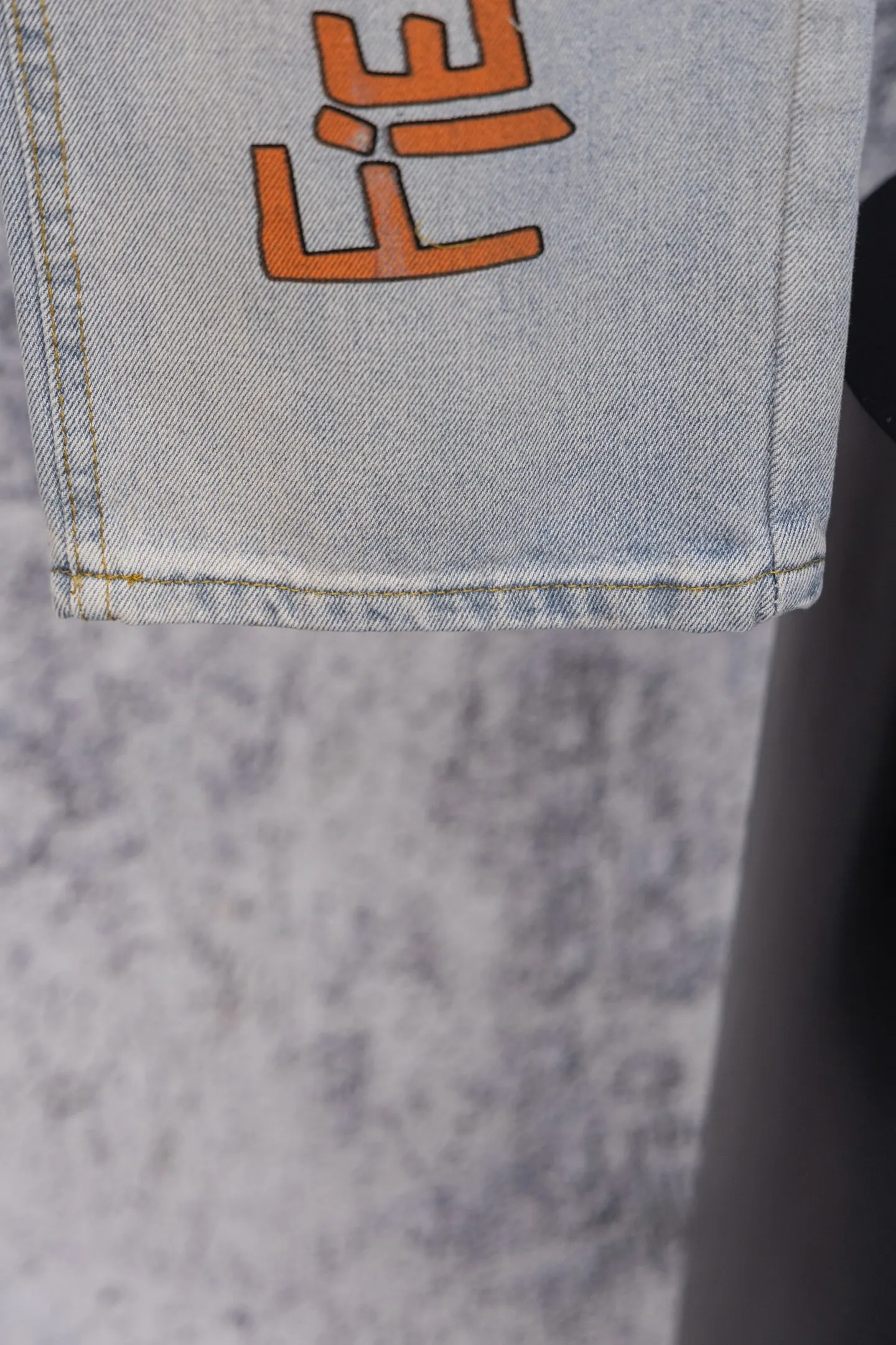 P250 Chromehearts CH limited street graffiti jeans, light blue washed denim, covered with crosses, stars, cartoon characters and other hand-painted graffiti, full of street feel. The counter price is 34W level, patchwork cross flower embellishment, washed jeans! ! An absolutely high-end luxury product, a 1.9W-level god-level single product, a super popular product, made by top heavy industry, a magic weapon that cannot be missed! [About Zangyin] This is an extremely luxurious fashion brand that can also be called the aristocracy of the high street. It has always been an exclusive brand for some hipsters or rich second generations. Compared with ordinary high streets, it is more luxurious and noble. Compared with luxury brands, it is more fashionable and individual. It has always been a brand that I have a special liking for. [Top heavy industry fashion design] Consistently high-street luxury style. Speaking of this style, the Zangyin family and GU family are definitely the leading representative brands. Especially the Zangyin family has really achieved a state-of-the-art effect in creating high-street style. The unique washed material is used to create this style. The color system is already quite eye-catching. After it is decorated with patchwork cross flowers, it cleverly highlights the charm of the brand. Secondly, this style uses classic The high-waist cutting design highlights the long legs and fashionable temperament of the upper body. The brand is highly recognizable and the slim fit configuration is more suitable for daily wear. It is a product that interprets personality, fashion, and specifications at a glance. This single product is enough to make any fan excited. It can be a white T-shirt for a youthful college style, or a tight suspender for a royal style. It has strong matching ability and can be easily controlled by men.  [Materials and craftsmanship] Needless to say, this point goes without saying. As an excellent craftsman brand, Zangyin’s requirements for details and craftsmanship are really perfect. The washed color of this model has gone through so many processes, not to mention the embellishment of denim appliques. It is also purely hand-made and sewn. Just like what they believe in, only hand-made things have soul and have the meaning of wear. A top-notch heavy-duty fashionable denim item, I look forward to your perfect interpretation! !  Color: blue Size: 28-36